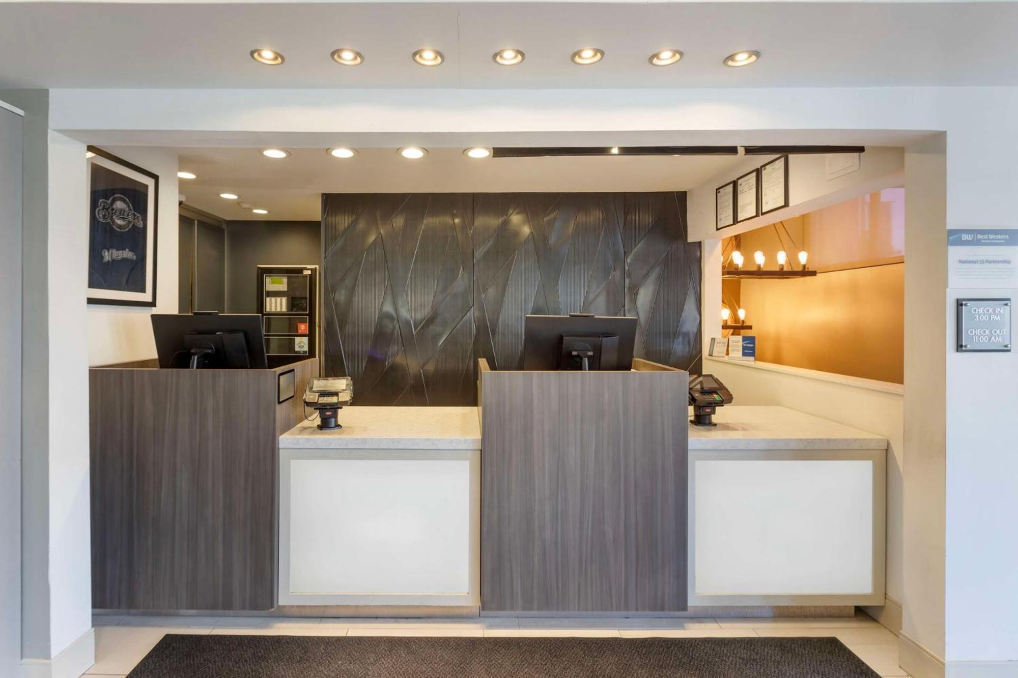 Best Western Plus Milwaukee West Exterior photo