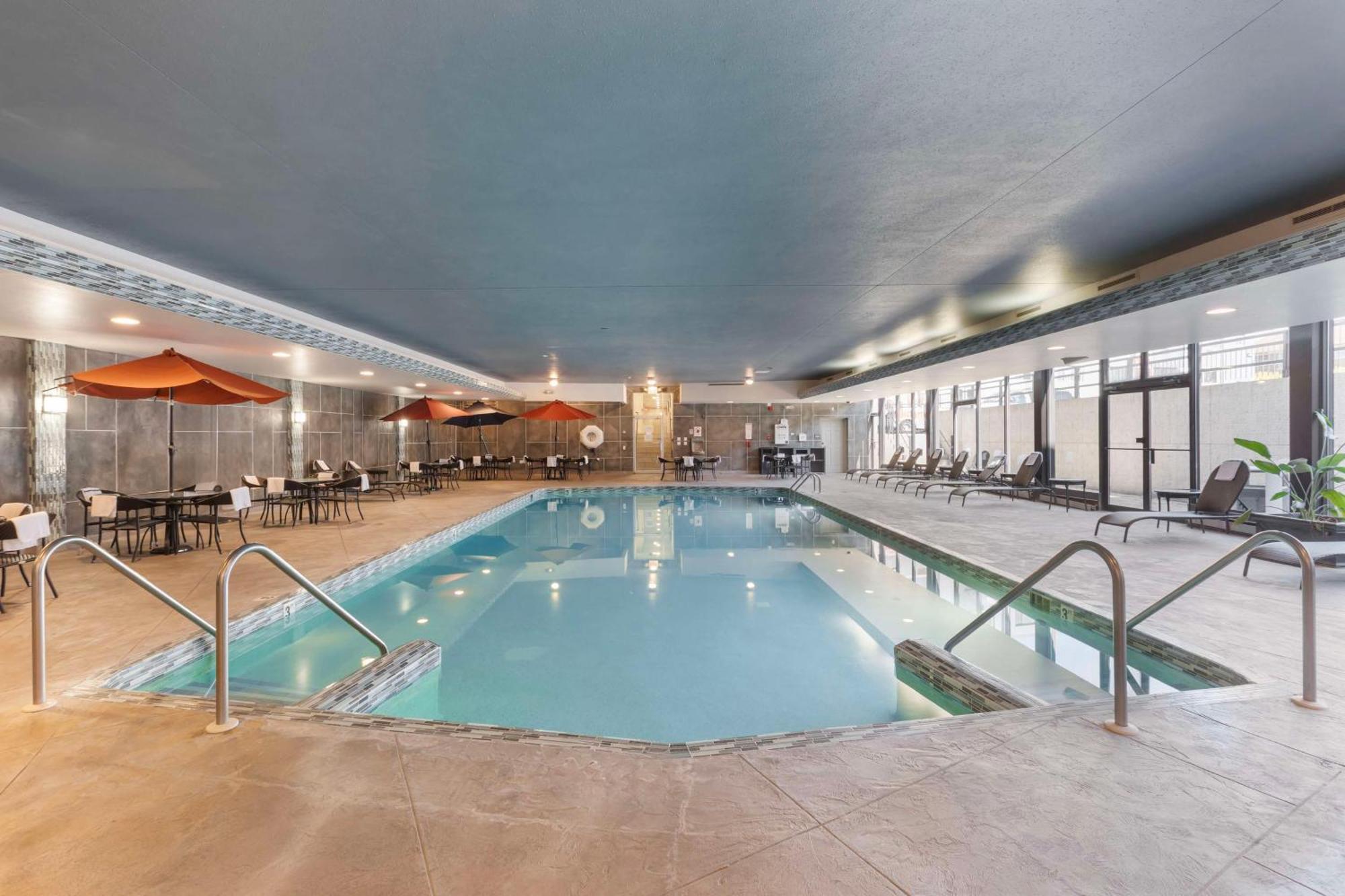 Best Western Plus Milwaukee West Exterior photo