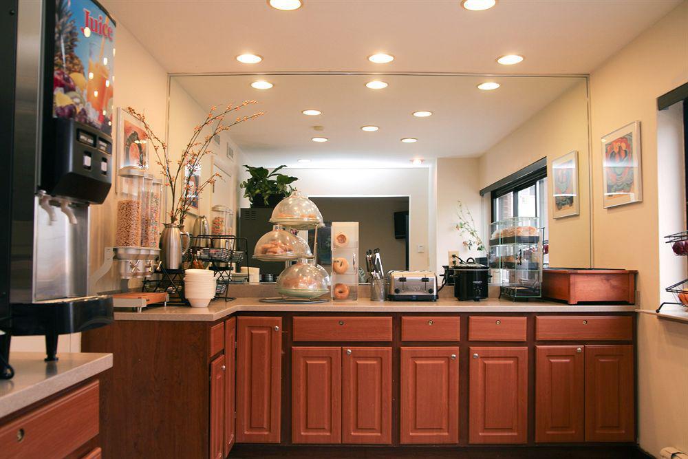 Best Western Plus Milwaukee West Restaurant photo